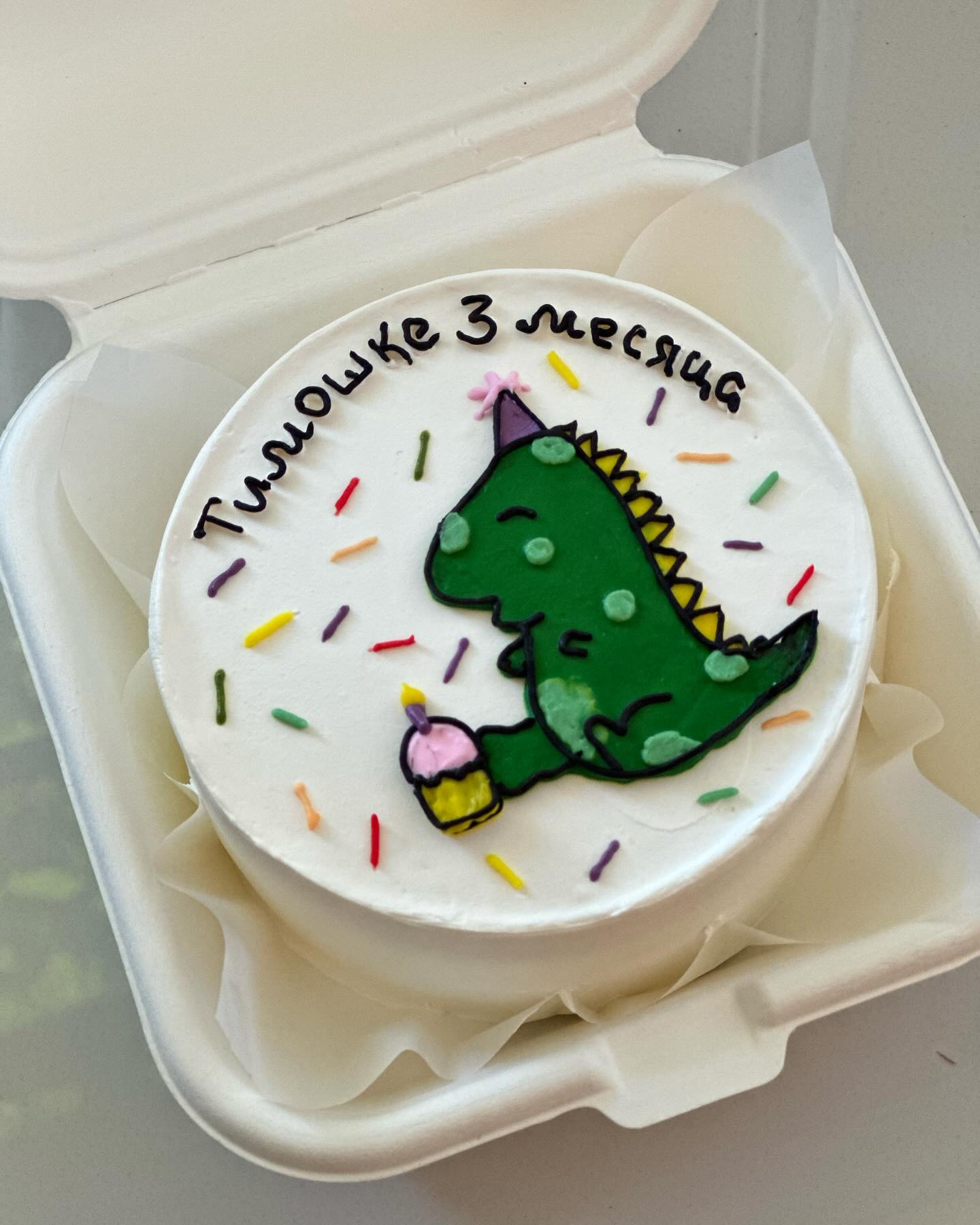 Бенто-торт с зелёным динозавриком на 3 месяца