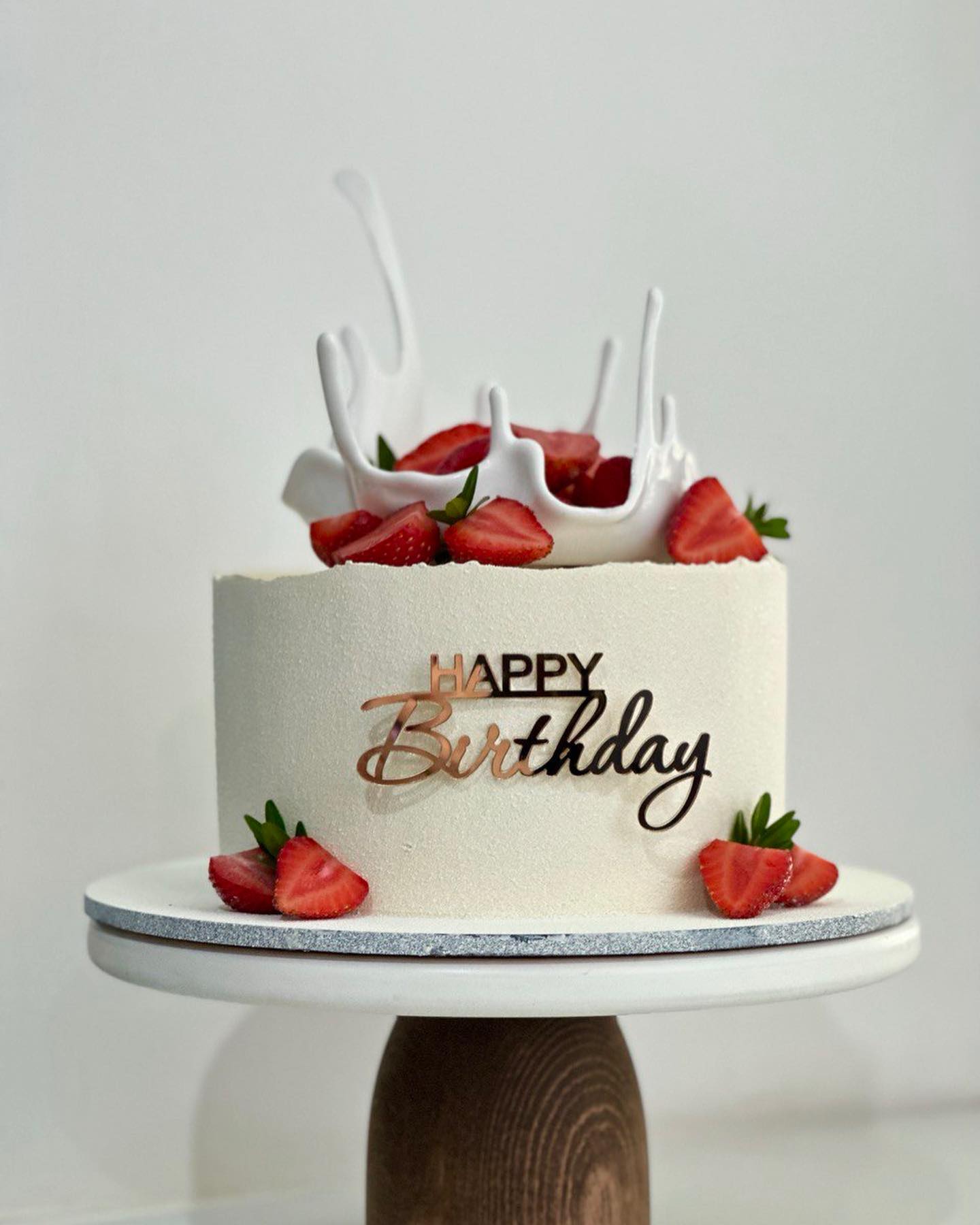 Белый торт с клубникой и шоколадными брызгами Happy Birthday