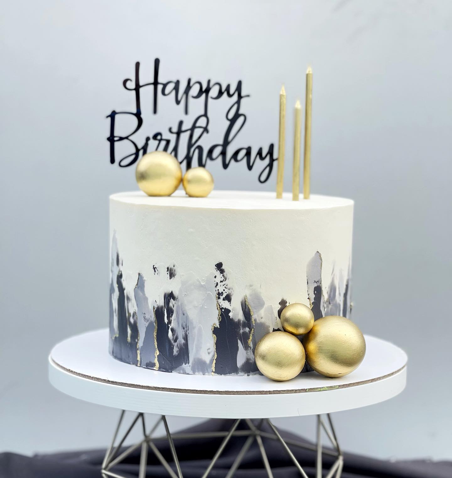 Бело-серый торт с топпером Happy Birthday и золотыми шарами