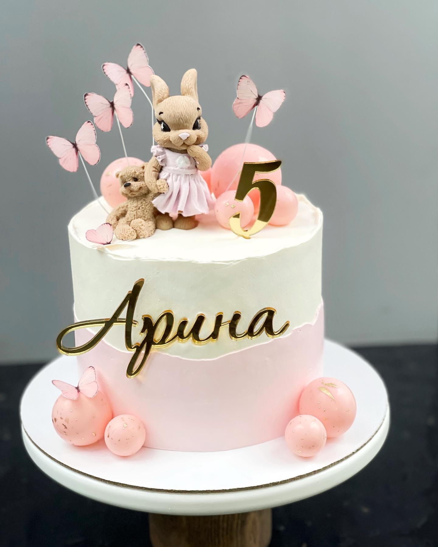 Бело-розовый торт с зайчиками и бабочками для Арины