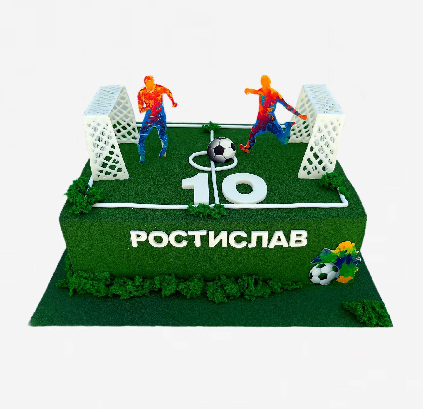 Торт в виде футбольного поля с фигурками игроков на 10 лет